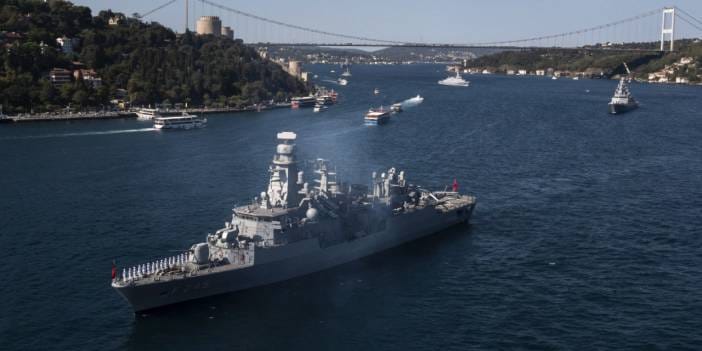TCG Anadolu öncülüğünde donanma gemileri Boğaz’dan geçti