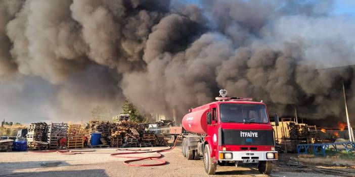 Antalya'da yangın! Alevler binaları sardı