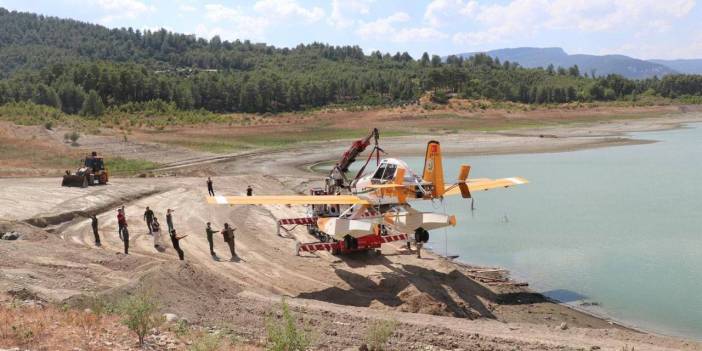 Burdur'da kaza kırıma uğrayan uçak gölden çıkarıldı
