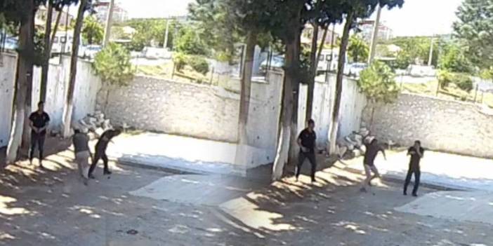 Belediye başkanından skandal hareket: Parke taşı döşemeyi kabul etmeyen zabıtanın üzerinde sopa kırdı