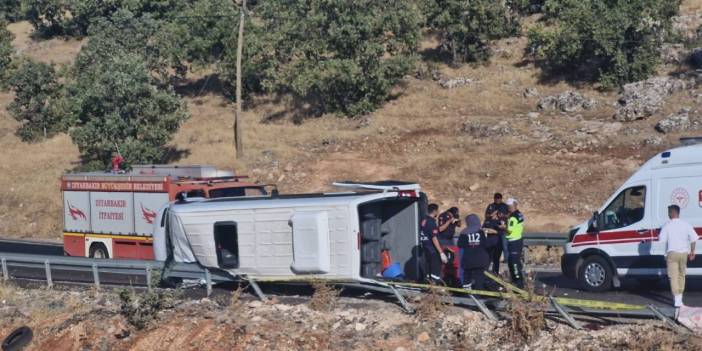 Diyarbakır'da minibüs bariyerlere çarpıp devrildi: Ölü ve yaralılar var