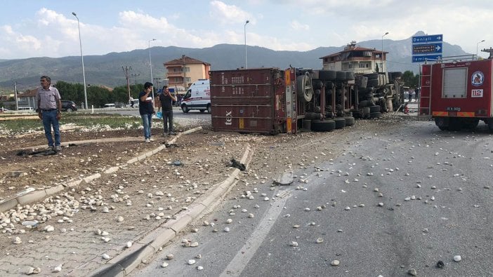 Freni boşalan TIR, ticari taksiye çarptı: 1'i ağır 5 yaralı