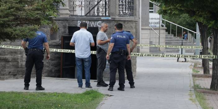 Cami tuvaletinde bıçaklı kavga: Yaralı adam kaçarken yere yığıldı