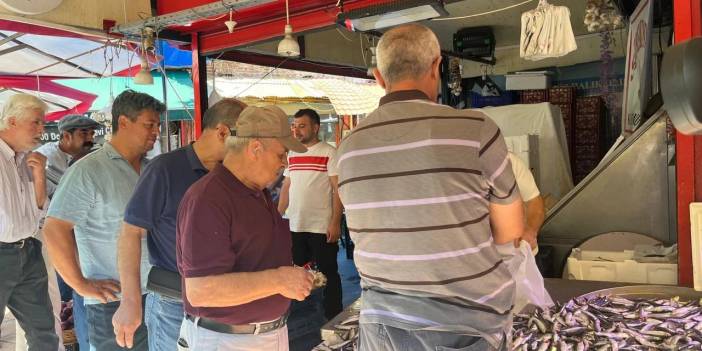 5 ton balığı vatandaşa dağıttı: Görenler akın etti
