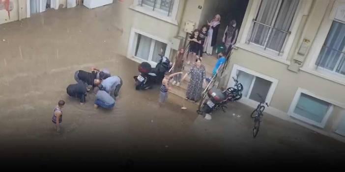 Sağanak yağış hayatı felç etti! Yollar göle döndü, evleri su bastı