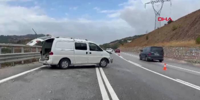 Bursa'da hafif ticari araç refüje çarptı: 3 yaralı