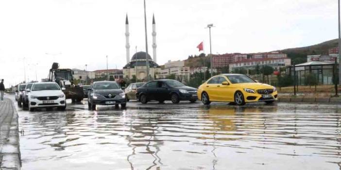 Sağanak yağış hayatı felç etti!