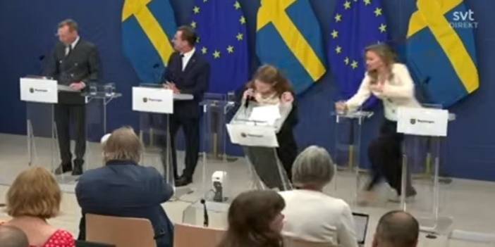 Yeni Sağlık Bakanı bir anda yere yığıldı başını kürsüye çarptı: Kimse ne olduğunu anlayamadı