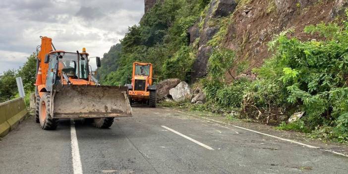 Hopa’da heyelan! Rize-Artvin istikameti trafiğe kapatıldı