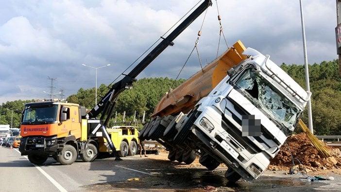 Kamyon devrildi, D-20 Karayolunda trafik kilitlendi