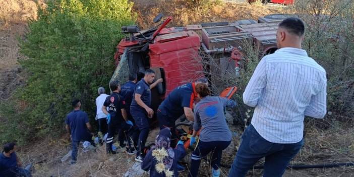 Yangına giden itfaiye aracı şarampole devrildi