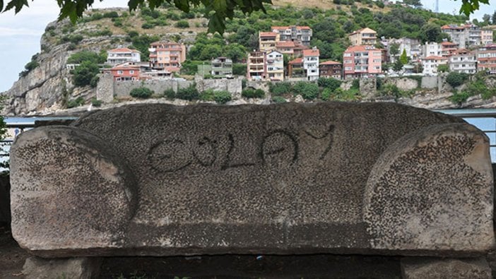 3 bin yıllık lahit mezarın üzerine 'GÜLAY' yazdılar 