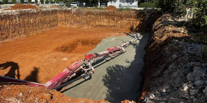 Uşak’ta inşaatta iş kazası: Beton pompasının kolu işçilerin üzerine düştü