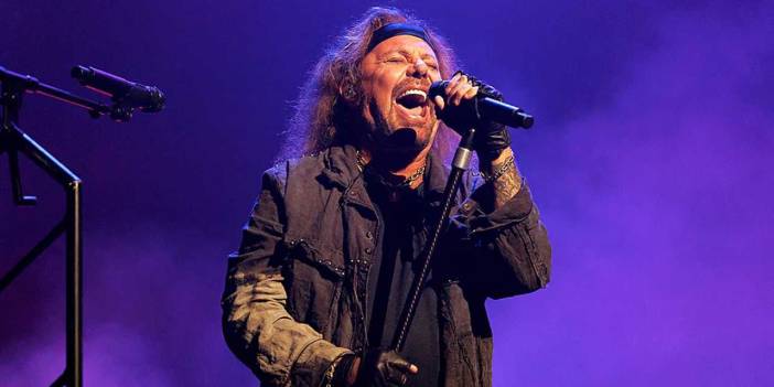 Ünlü şarkıcı felç geçirdiğini açıkladı: Yeniden yürümeyi öğrenmek zorunda kaldım!