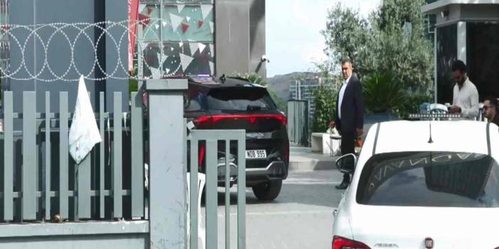 Kayyum Gürsel Tekin Kurultay davası gününde çakarlı araçla eski il binasına gitti