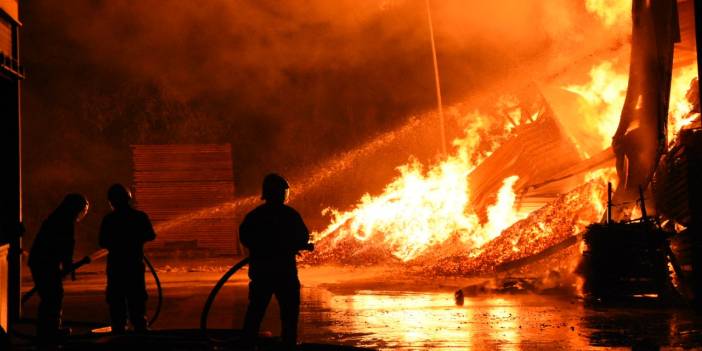 Kereste fabrikasında yangın: Alevler gökyüzüne yükseldi