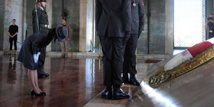 Bir dakika boyunca başını hiç kaldırmadı! Japon Prenses'in Anıtkabir'de Atatürk'e büyük saygısı