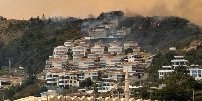 Korkulan oldu! Antalya'daki yangın yerleşim yerlerinin dibine kadar geldi