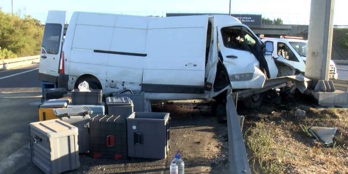 Feci kaza: Araç bariyerlere çarptı, sürücü sıkıştı!