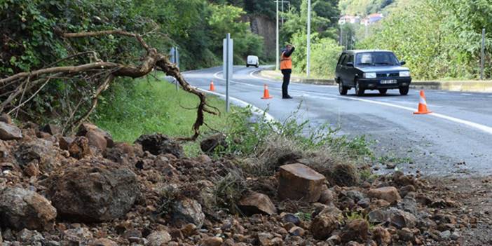 Trabzon’da sağanak sonrası Sera Gölü yolunda toprak kayması