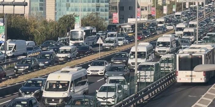 İstanbullunun pazartesi çilesi bitmiyor: Trafik kilitlendi, yoğunluk yüzde 71'i gördü!