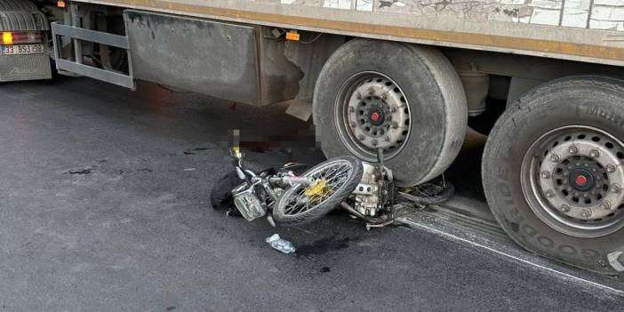 Motosiklet TIR dorsesinin altına girdi: Feci şekilde can verdi