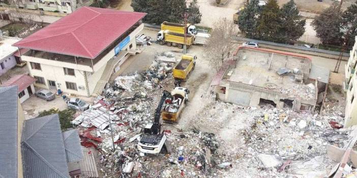 Yıkılan bir binanın daha müteahhidi tahliye edildi: Ölü helvası evinde kavrulmayan anlayamaz