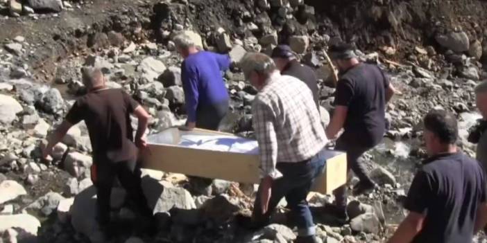 Artvin'de sel felaketi: Köy yolu kapandı cenaze elden ele taşındı