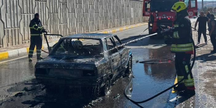 Sivas'ta seyir halindeki otomobil yandı: Sürücü yaralandı