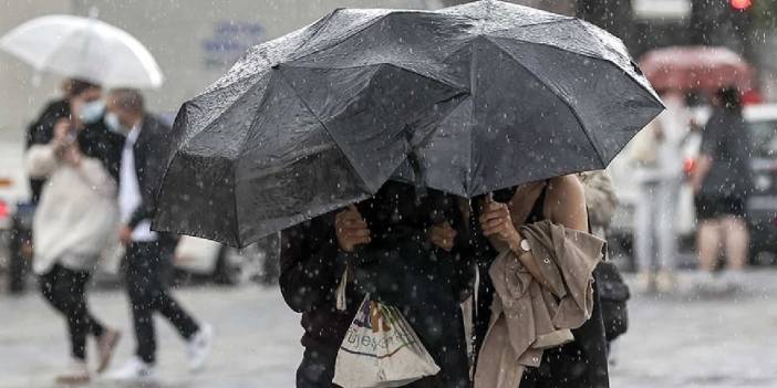 İstanbul için uyarı: Meteoroloji yağmurun başlayıp biteceği saati açıkladı!