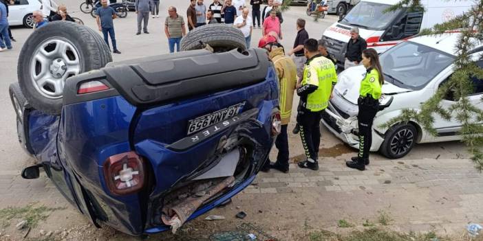 Kontrolsüz kavşakta çarpışan cip taklalar atıp ters döndü: 3 yaralı