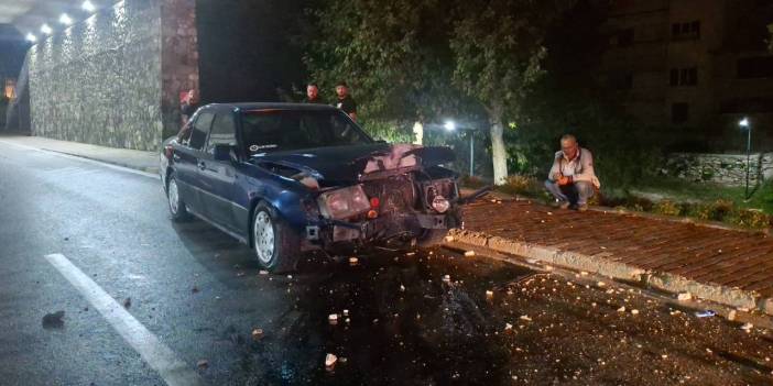 Aydınlatma direğine çarptı: Ehliyetine el konulur korkusuyla kaçtı