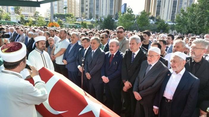 Yan yana saf tuttular! Davutoğlu ve Gül aynı karede...