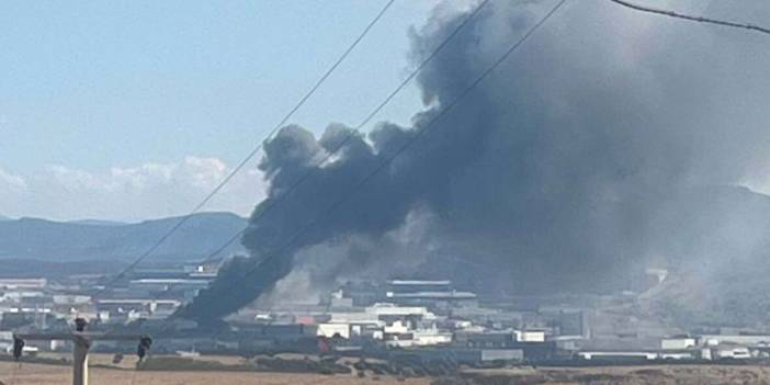 İzmir'de fabrika yangını: Gökyüzünü karabulut gibi kapladı