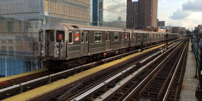 Metroda korkunç olay! Görevlinin boğazını kesti