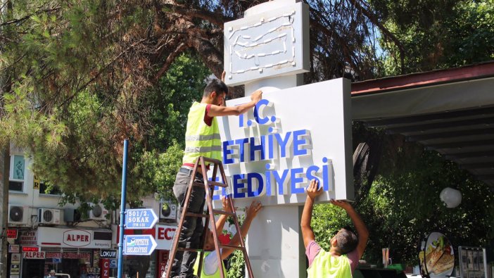 31 Mart'ta CHP'ye geçen Fethiye Belediyesi'ne 'T.C.' ibaresi geldi