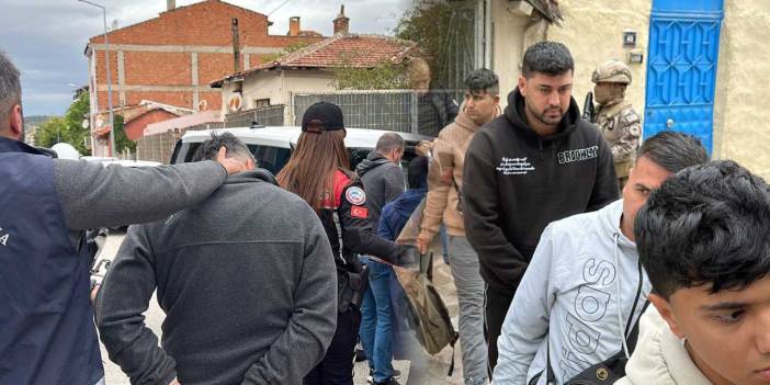 15 kaçak göçmen ve 4 FETÖ şüphelisi aynı evde yakalandı!