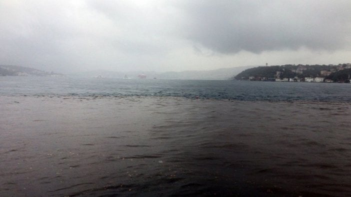 İstanbul'u sağanak vurdu! Boğaz renk değiştirdi...