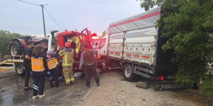 Traktör yüklü çekici ile kamyonet çarpıştı: 4 yaralı