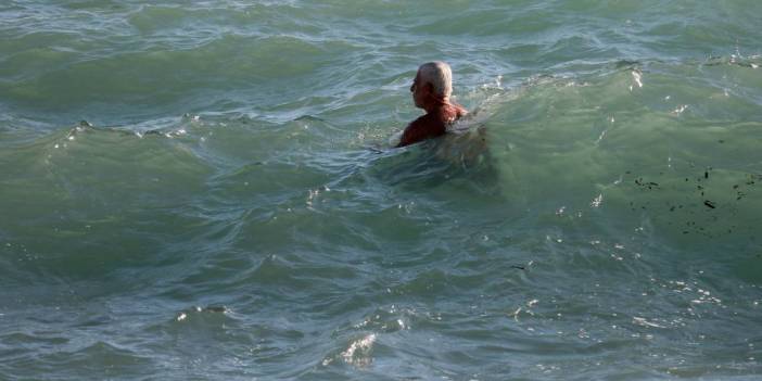 Kayalıkta mahsur kaldı: 63 yaşındaki yurttaş dalgalara meydan okudu