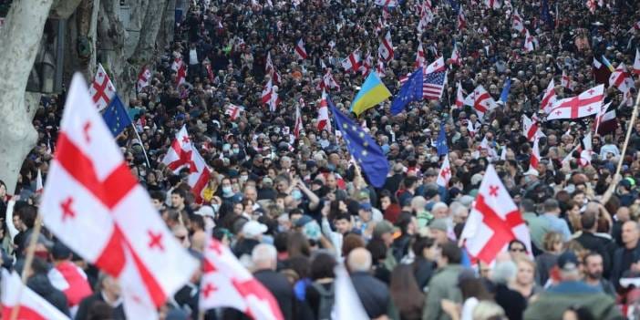 Gürcistan’da muhalefetten seçim protestosu: Cumhurbaşkanlığı Sarayı’nı basmaya çalıştılar