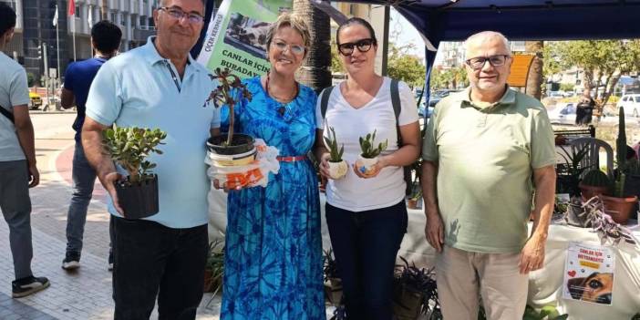 Kaktüsleriyle hayata dokundu