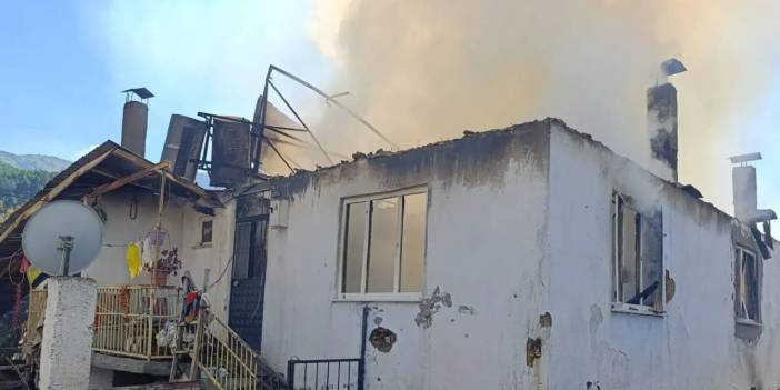 Kütahya’da yangın faciası! 2 ev kullanılmaz hale geldi