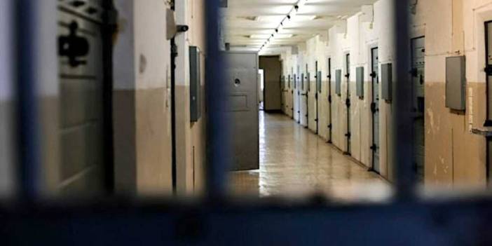 Müebbet mahkumu 3 gardiyanı bıçakladı