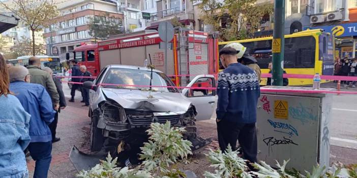 Karşıya geçen yaya çarptı, kaldırıma çıktı, ağacı devirdi