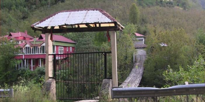 Asma köprüye kilit vurdu: Gören dönüp bir daha baktı!