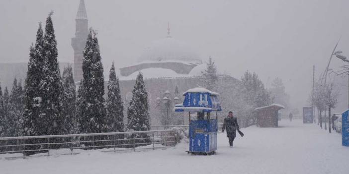 Daha dün kavrulurken şimdi kar altında kaldık! Kent merkezi bile bembeyaz oldu