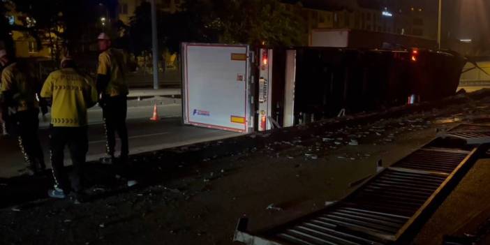 Eskişehir-Ankara karayolunda TIR devrildi