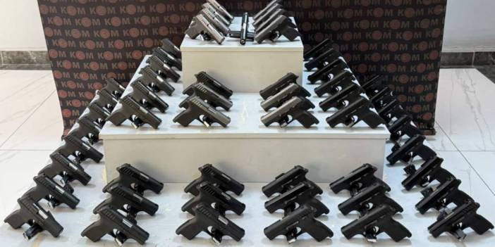 Yolcu otobüsünde cephanelik: Onlarca tabanca ele geçirildi!