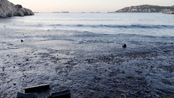 40 bin litre akaryakıt denize döküldü